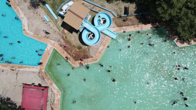 Traslada Seguridad Pública a 450 menores al parque Aqua DIF