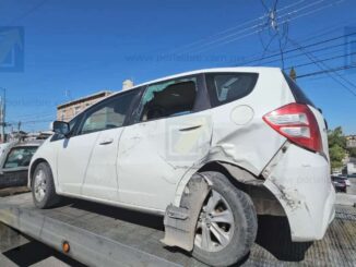 Conductor provoca volcadura tras choque alcance en Valle de la Madrid