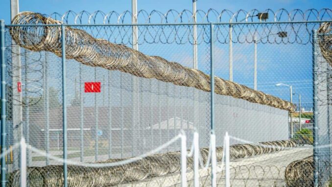 Trump recurre a cárceles locales para albergar migrantes ante alza en detenciones