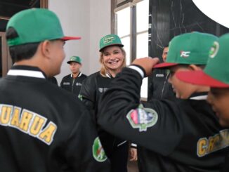 Convive Maru Campos con niños chihuahuenses que representarán a México en la Serie Mundial de Pequeñas Ligas