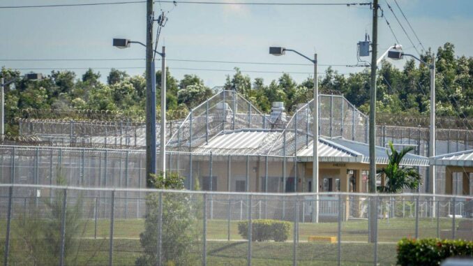 EE.UU. usará base militar como mayor centro de detención para migrantes