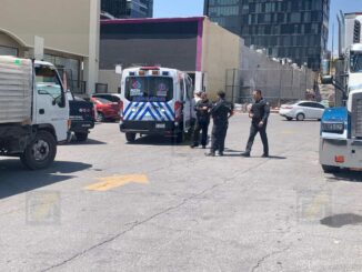 Hombre queda herido al caerle vigas metálicas en estacionamiento de tienda