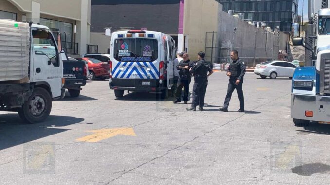 Hombre queda herido al caerle vigas metálicas en estacionamiento de tienda