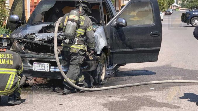 Camioneta se incendia frente a una vivienda en la colonia Santa Rita