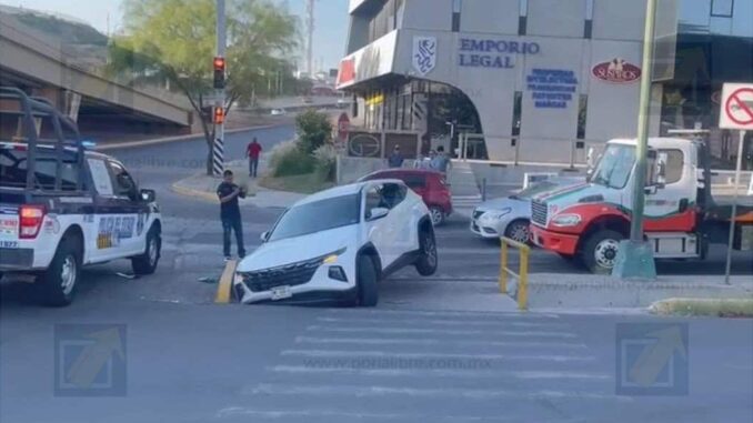 Pierde el control de su camioneta y termina en canal pluvial en Valle Escondido