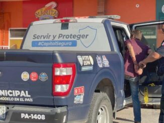 Joven intoxicado se avienta contra un vehículo con la intención de que lo mediquen