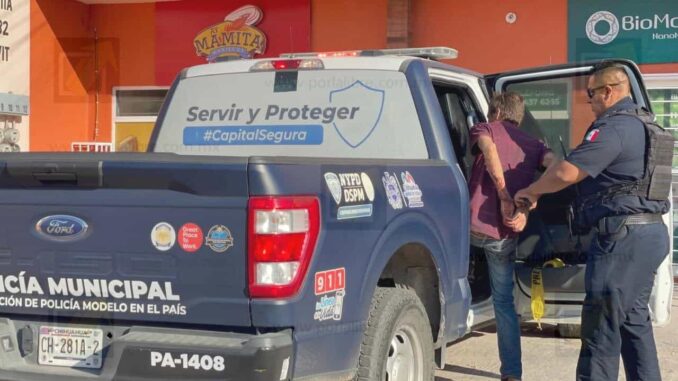 Joven intoxicado se avienta contra un vehículo con la intención de que lo mediquen