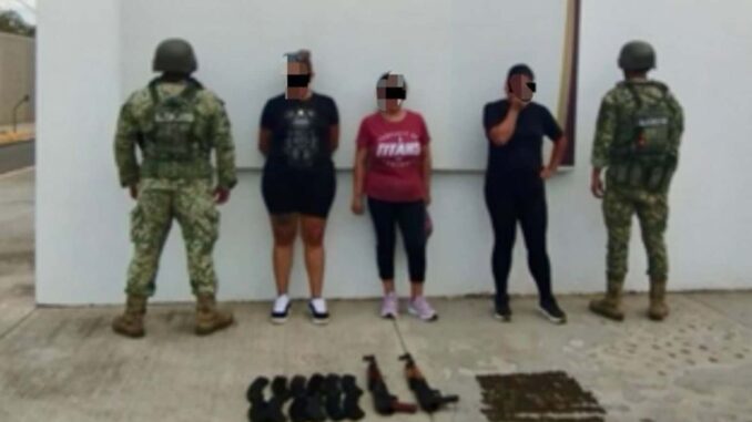 Detienen a 3 mujeres en posesión de dos armas AK-47 y municiones en Culiacán, Sinaloa