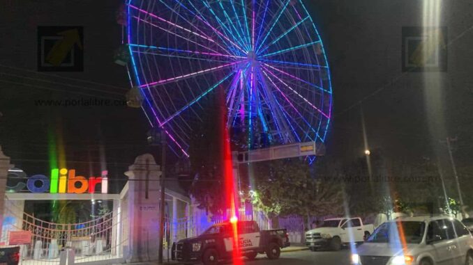 Quedan atrapados en rueda de la fortuna en el Parque El Colibrí