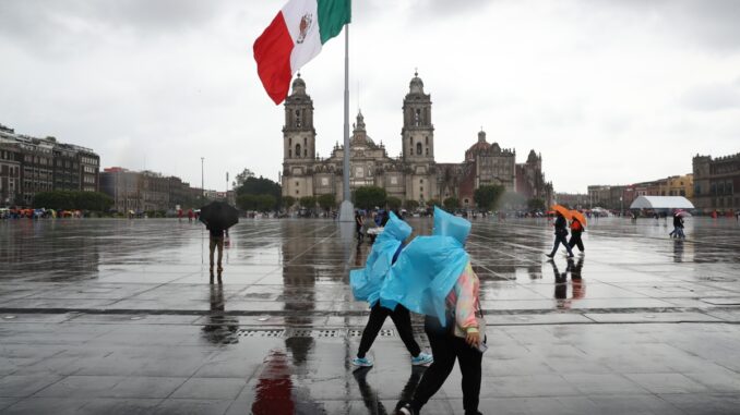 El Zócalo de Ciudad de México registró el domingo la lluvia más intensa desde 1952