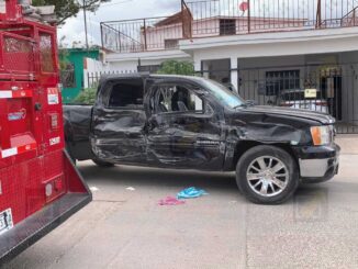 Choque entre urbano y particular deja 3 heridos; uno atrapado;  chofer omite alto