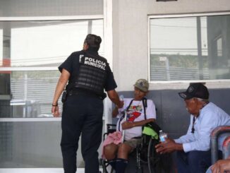 Reparten agua fría en exteriores de hospitales durante la ola de calor