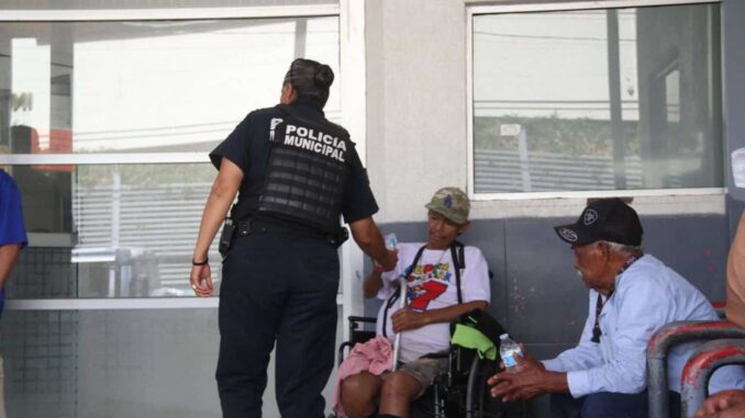 Reparten agua fría en exteriores de hospitales durante la ola de calor