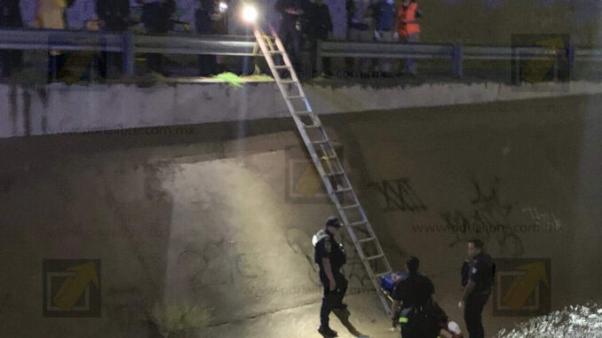 Hombre cae a canal en cruce vial y es rescatado por bomberos