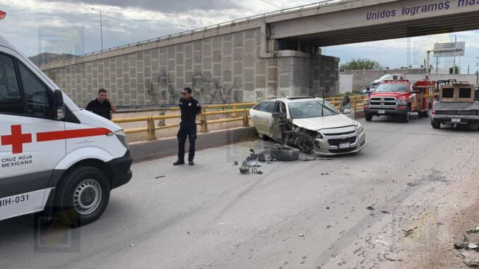Aparatoso accidente en vialidad Venceremos deja dos jóvenes lesionadas