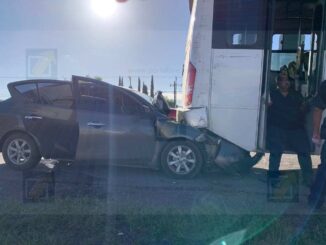 Chofer de plataforma se incrusta en urbano; 3 pasajeros lesionados