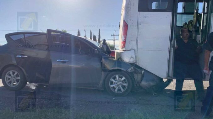 Chofer de plataforma se incrusta en urbano; 3 pasajeros lesionados