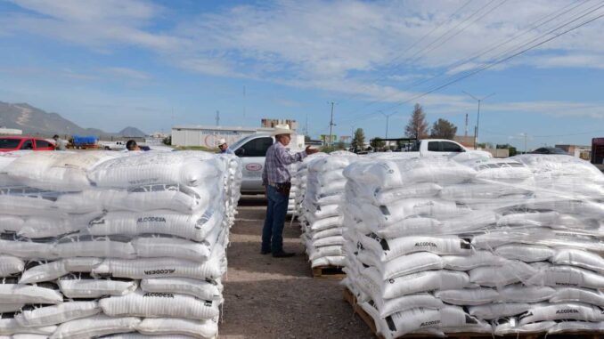 Entregan fertilizante subsidiado a productores de Camargo y continúa apoyo en Jiménez
