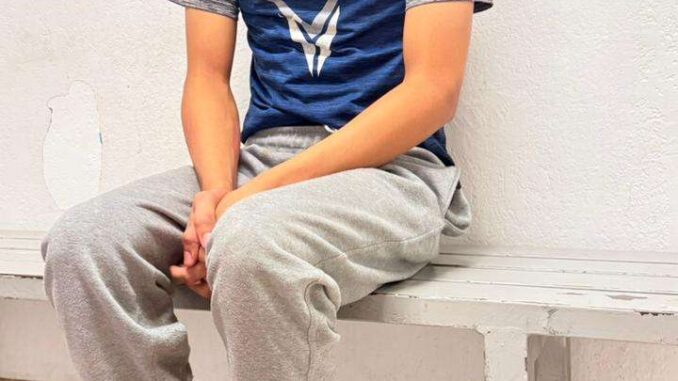 Solicitan apoyo para localizar a la familia de joven extraviado