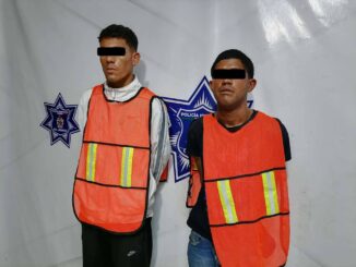 Roban dos venezolanos celular a ciudadano en el centro; los detienen