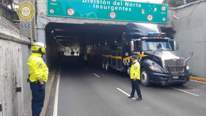 Tráiler queda atorado en bajo puente de Viaducto, CDMX