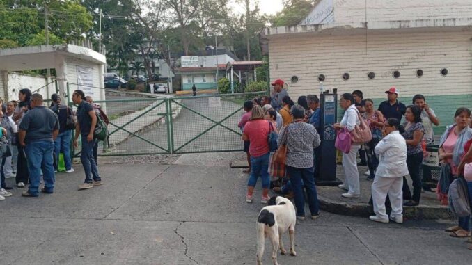 Sujeto irrumpe en IMSS de Tuxpan y dispara contra paciente, quien sobrevivió