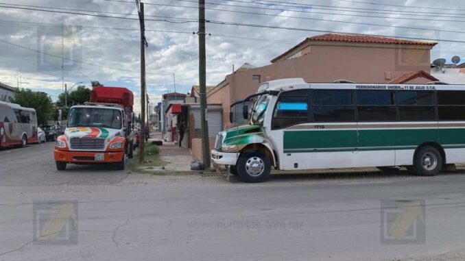 Urbano provoca volcadura de una camioneta tras choque en la colonia Obrera