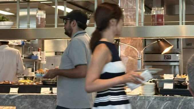 Captan a Andrés Manuel López Beltrán en Tokio, Japón