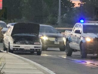 Arde vehículo frente al polideportivo