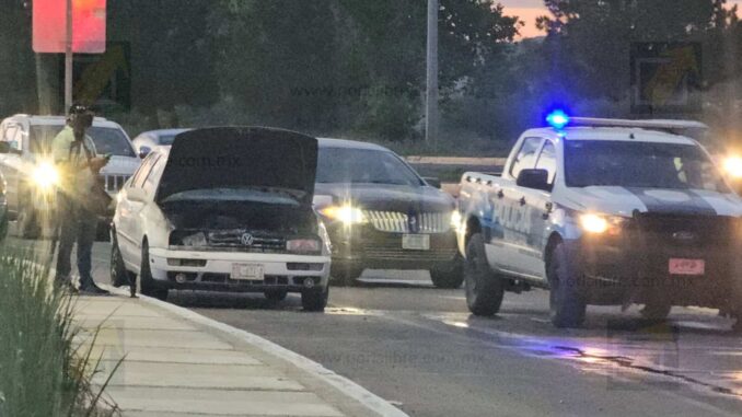 Arde vehículo frente al polideportivo