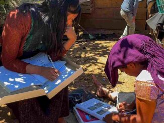 Jóvenes tzotziles luchan contra el analfabetismo de adultos mayores en Chiapas