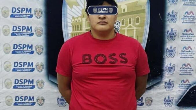 Policías municipales lo detienen cuando amenazaba a su familia con arma de fuego; le encuentran cocaína