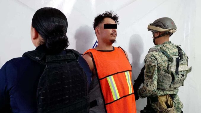 Detienen a hombre que contaba con orden de aprehensión