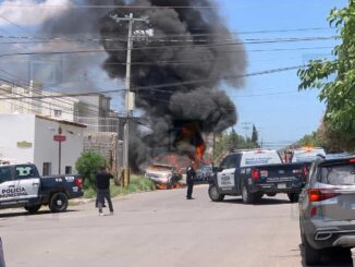 Incendio consume camioneta estacionada en la colonia Santa Rosa