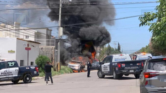 Incendio consume camioneta estacionada en la colonia Santa Rosa
