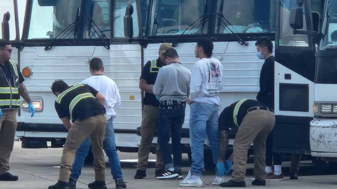 Florida invita a reportar a los ex para deportarlos de EE.UU.