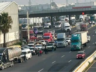 Bloqueos complican la circulación en la autopista México-Querétaro
