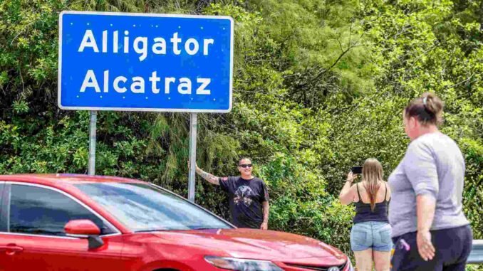 Criminalizan a migrantes; detienen a mexicanos y los mandan a ‘Alligator Alcatraz’