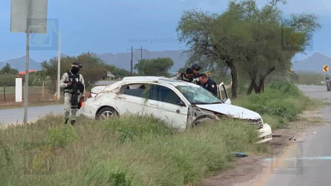 Vehículo sale del camino y vuelca en la carretera Aldama–Chihuahua