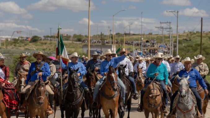 Cabalga Marco Bonilla junto a miles de jinetes en las Jornadas Villistas en Parral