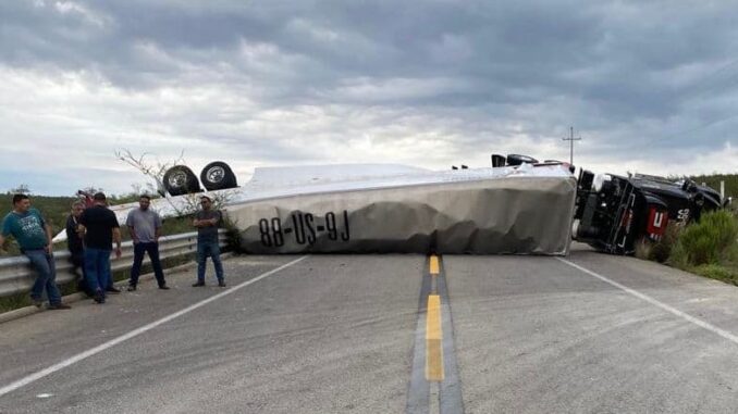 Vuelca camión de carga en carretera vía corta Parral-Chihuahua