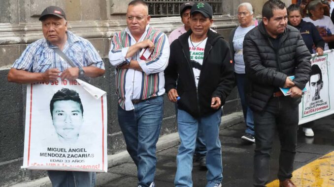 Familiares de Ayotzinapa acusan falta de “avances sustanciales” en el caso tras reunión con Sheinbaum