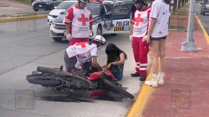 Le invaden carril a joven motociclista en el Ortiz Mena, queda herida