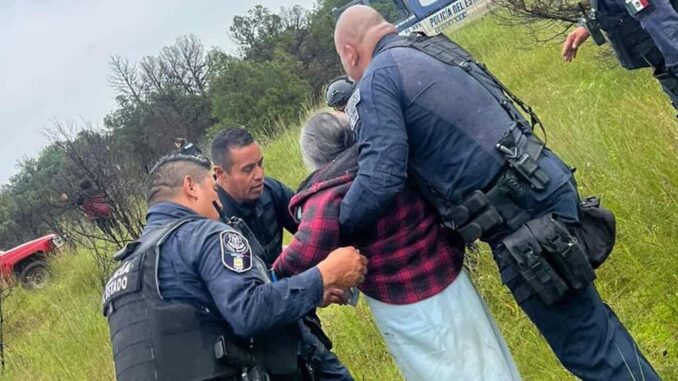 Rescatan policías a abuelita atrapada en vehículo volcado en poblado de Ignacio Zaragoza