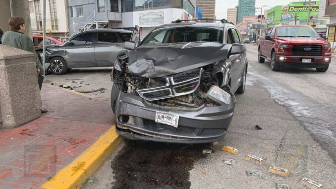 Choque entre dos camionetas deja dos lesionados en Independencia y canal