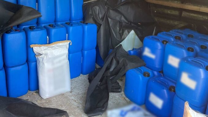 Inhabilitan narcolaboratorio de metanfetamina en Polonia; hay dos mexicanos detenidos