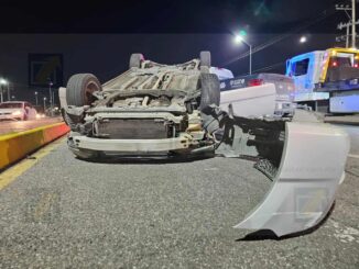 Vuelcan jóvenes en la avenida Homero por evitar un choque; conductor responsable huye