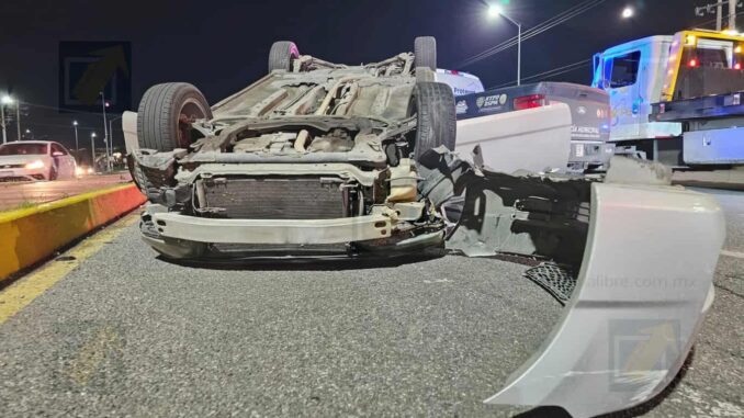 Vuelcan jóvenes en la avenida Homero por evitar un choque; conductor responsable huye