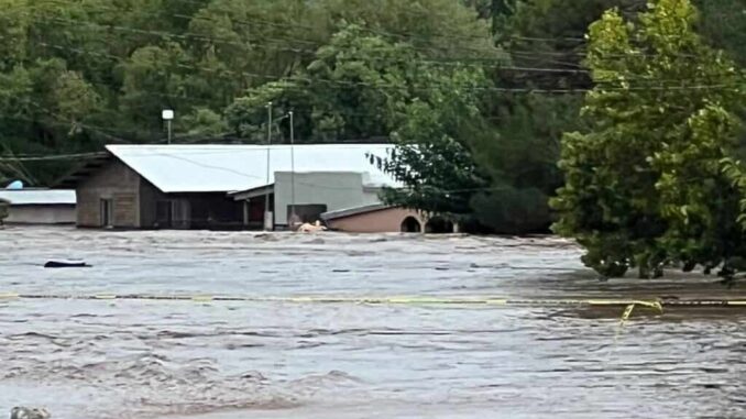Casas Grandes: Intensas lluvias dejan un desaparecido, localidades incomunicadas y al menos 100 viviendas bajo el agua