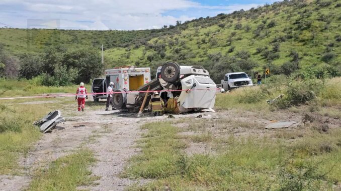 Muere trailero tras volcar en las «Curvas del Perico»